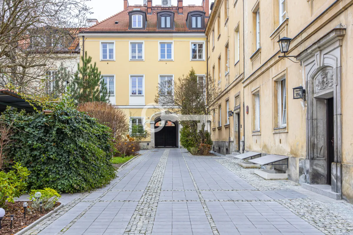 Dwa pokoje w historycznej kamienicy przy Starówce 