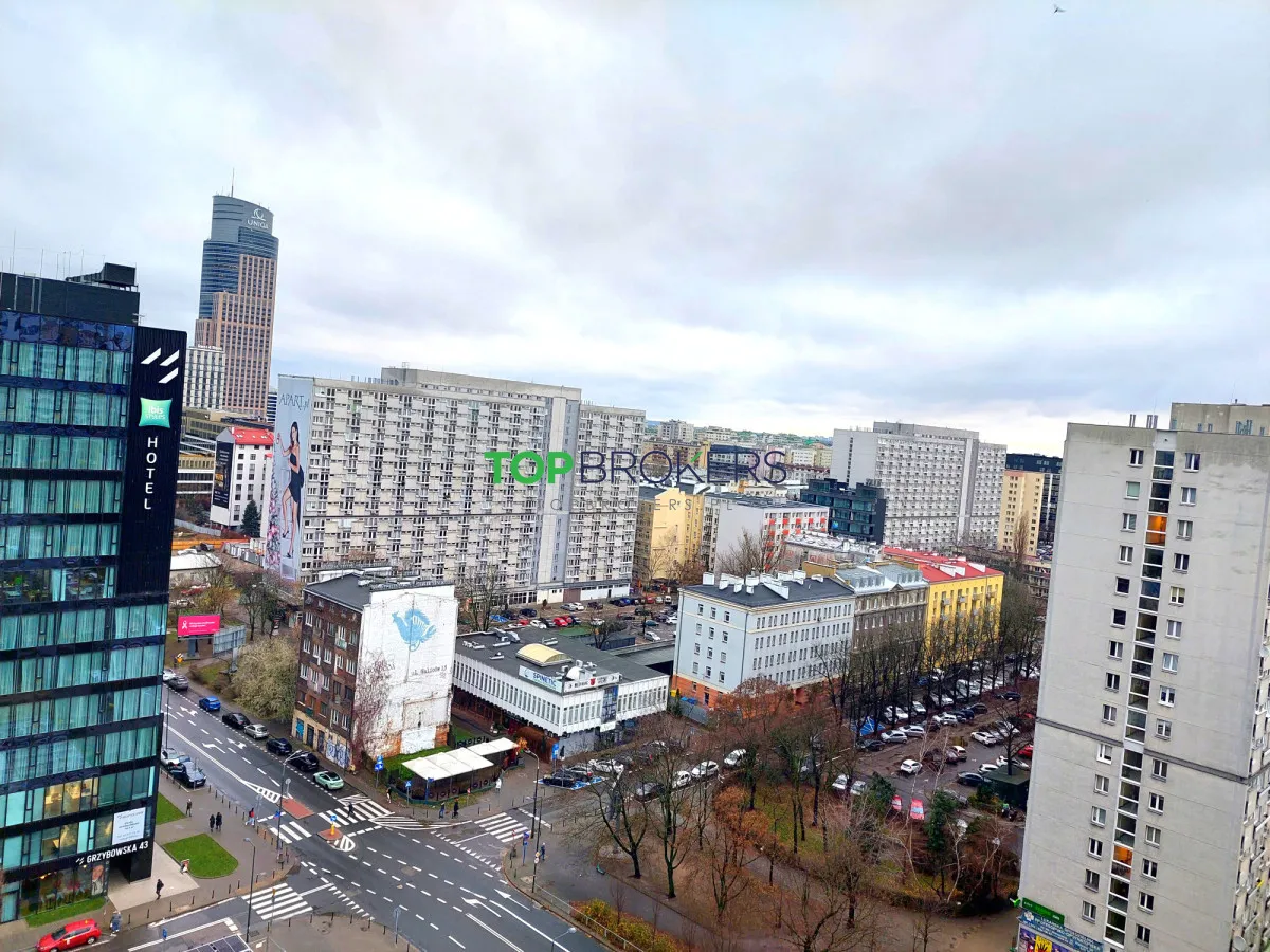 Trzy nieumeblowane pokoje po remoncie w centrum 