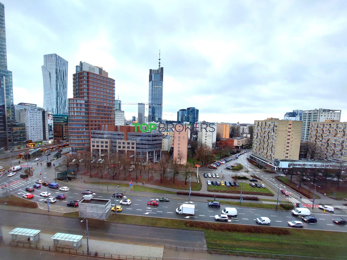 Cztery nieumeblowane pokoje w ścisłym centrum 