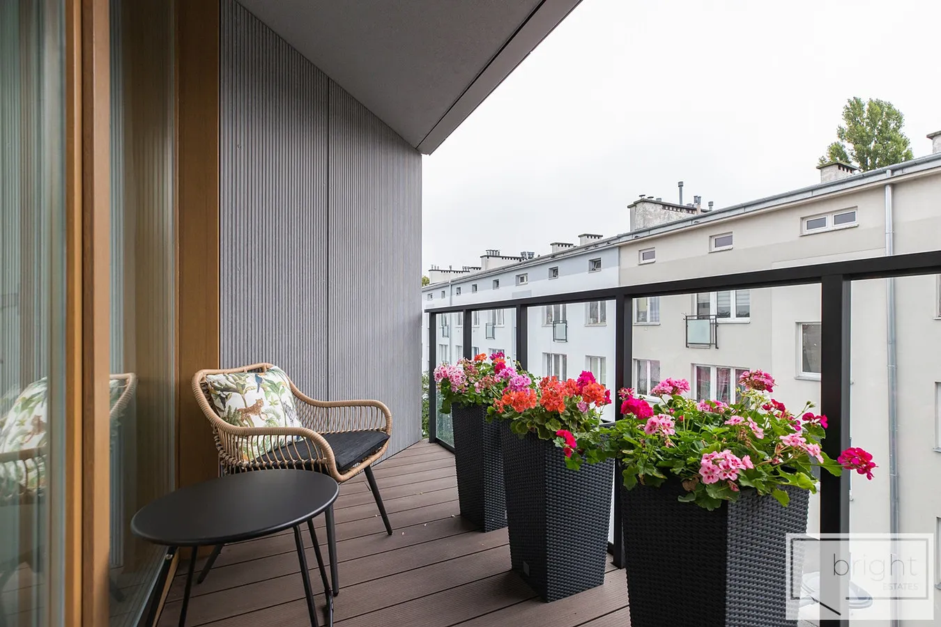 Apartamentowiec / balkon / klimatyzacja 