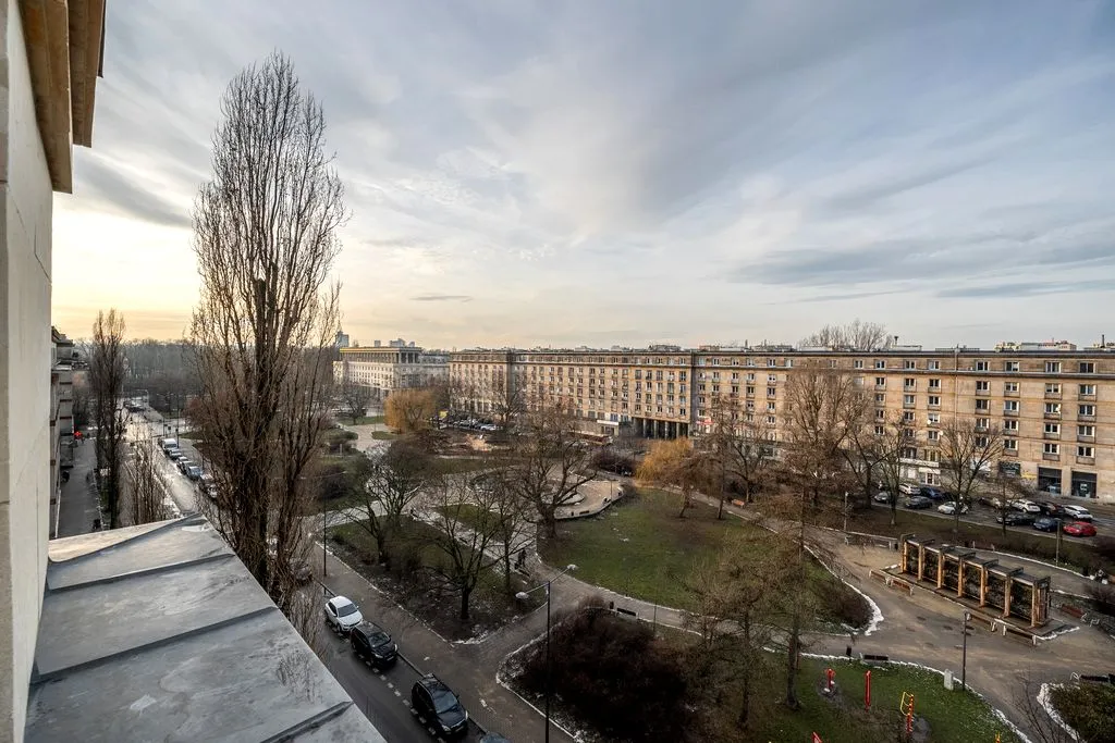 Duża kawalerka z oddzielną kuchnią, Plac Hallera 