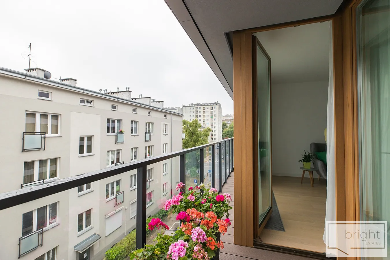 Apartamentowiec / balkon / klimatyzacja 