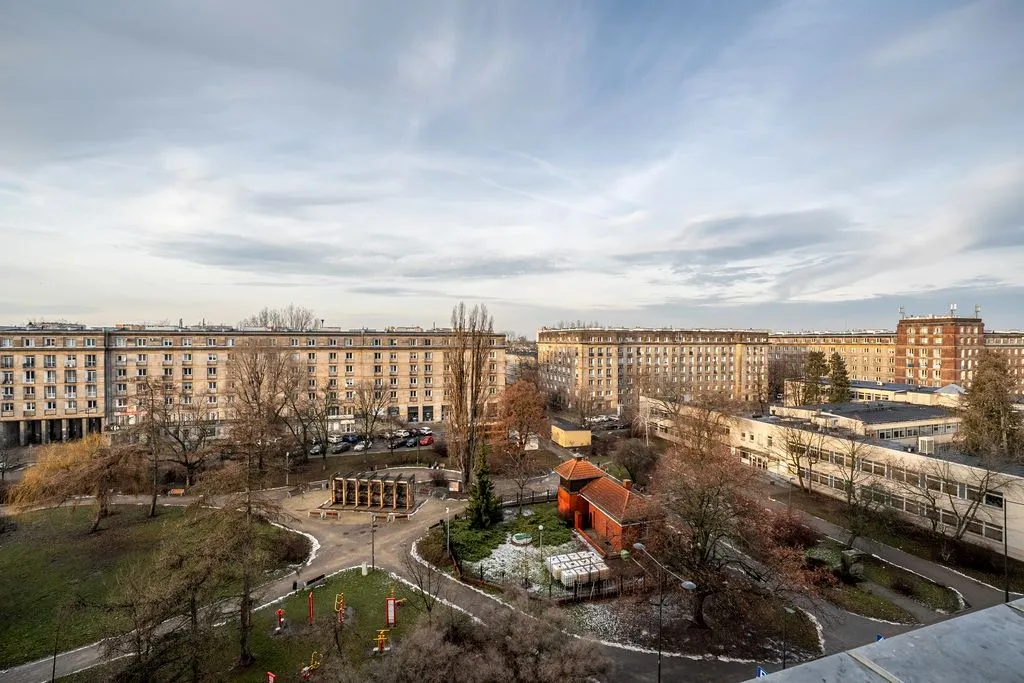 Duża kawalerka z oddzielną kuchnią, Plac Hallera 