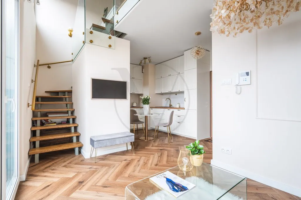 Dwupoziomowy apartament z antresolą, blisko metra 