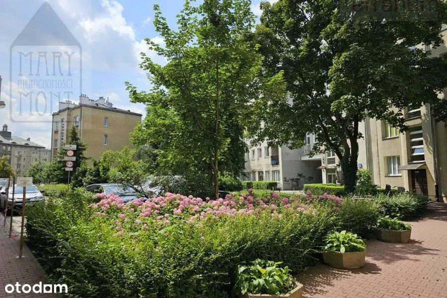 W kamienicy 3 pokoje, widna kuchnia, balkon.