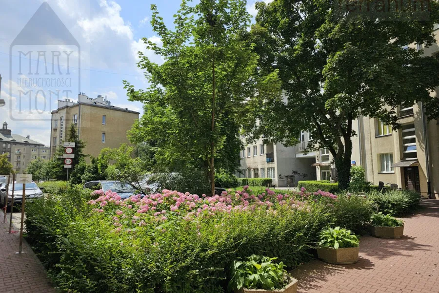 W kamienicy 3 pokoje, widna kuchnia, balkon 