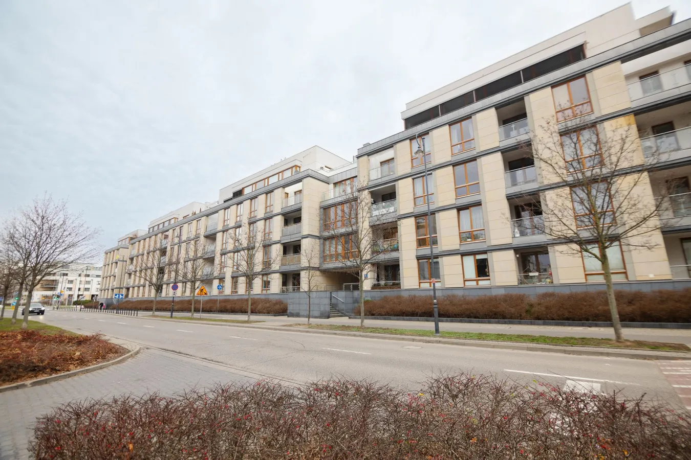 Komfortowy apartament w Miasteczku Wilanów. Duży taras, 3 miejsca parkingowe 