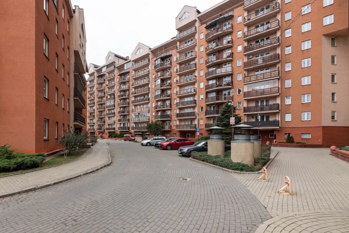 Blok z cegły z 2001 r. Duży balkon 6 m2 Garaż 