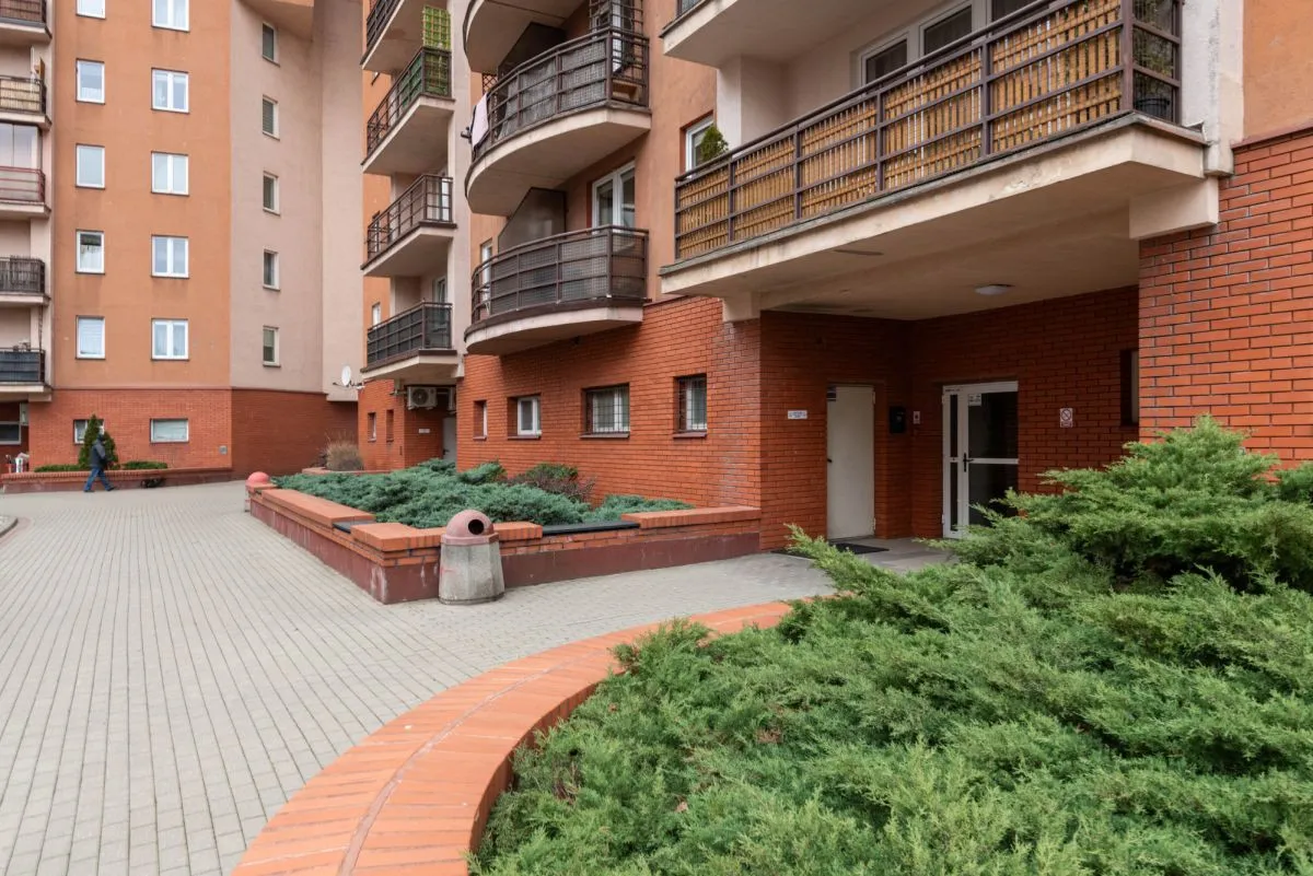 Blok z cegły z 2001 r. Duży balkon 6 m2 Garaż 