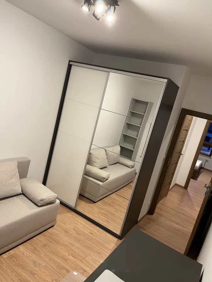 Apartament na ostatnim piętrze z komórką lokatorską i garażem 