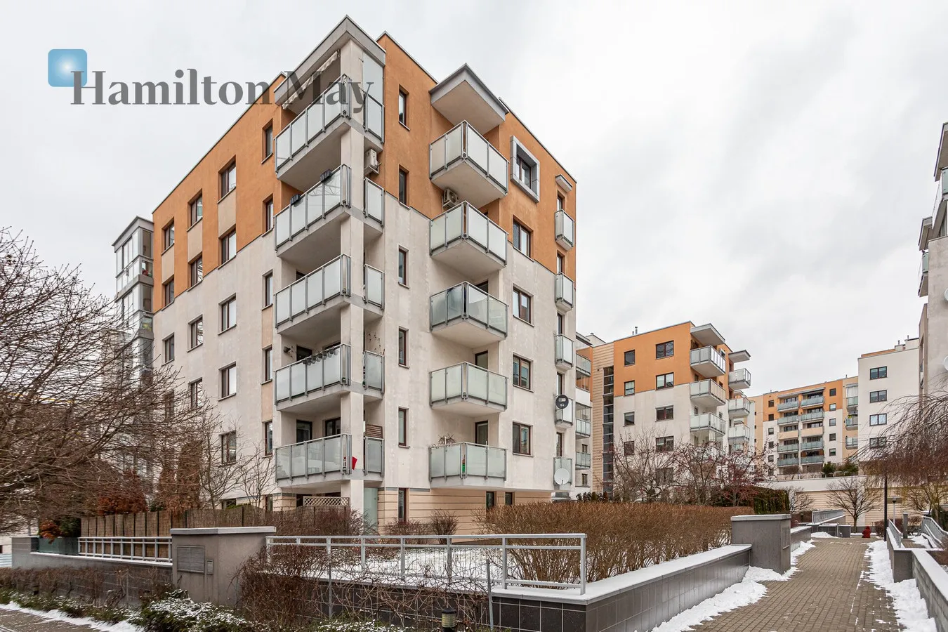 Przestronny apartament z ogródkiem 