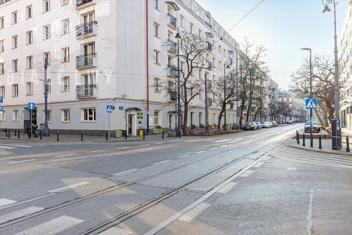 Dw. Wileński , 1 pokój , oddzielna kuchnia, balkon 