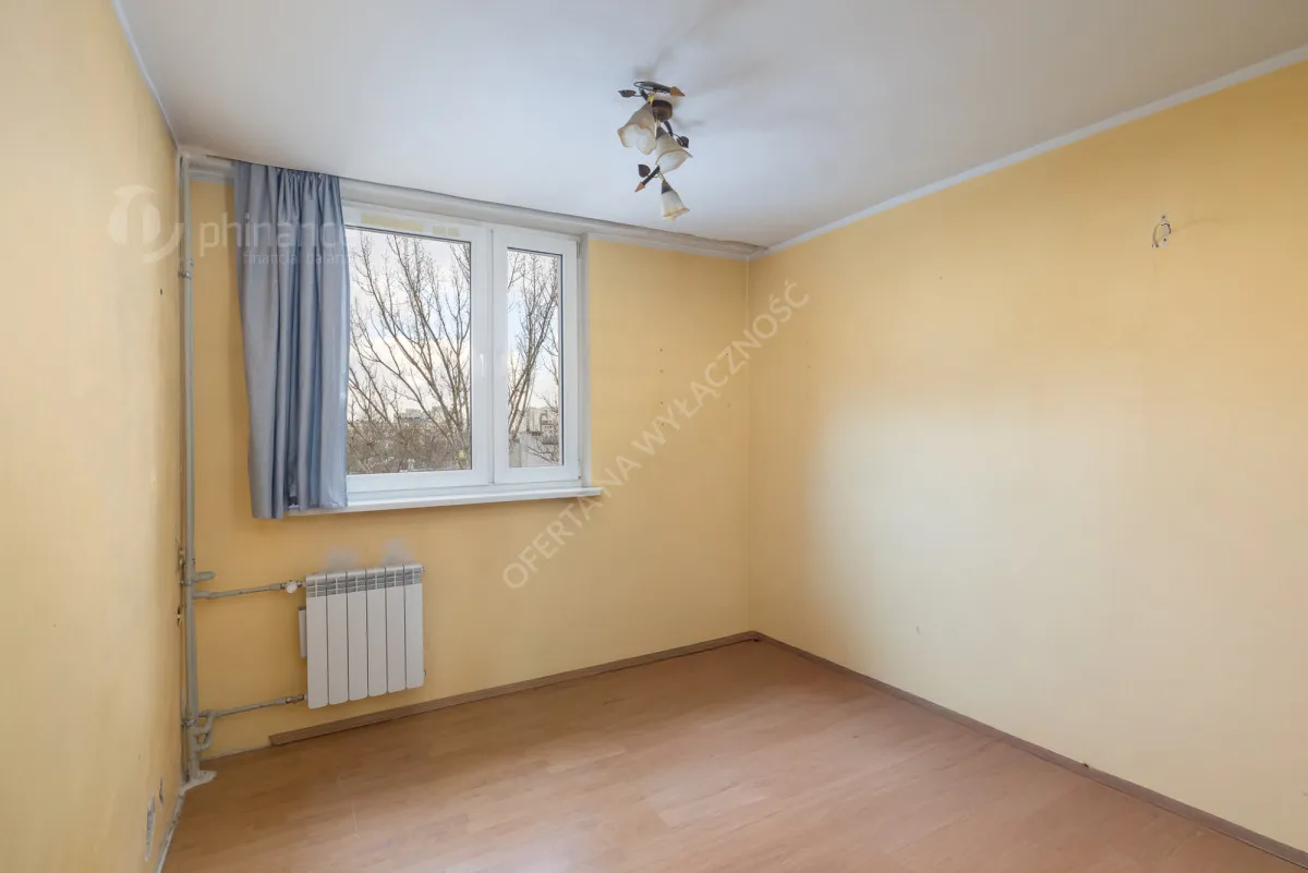 3 pokoje+balkon, oddzielna kuchnia. 450m do metra 