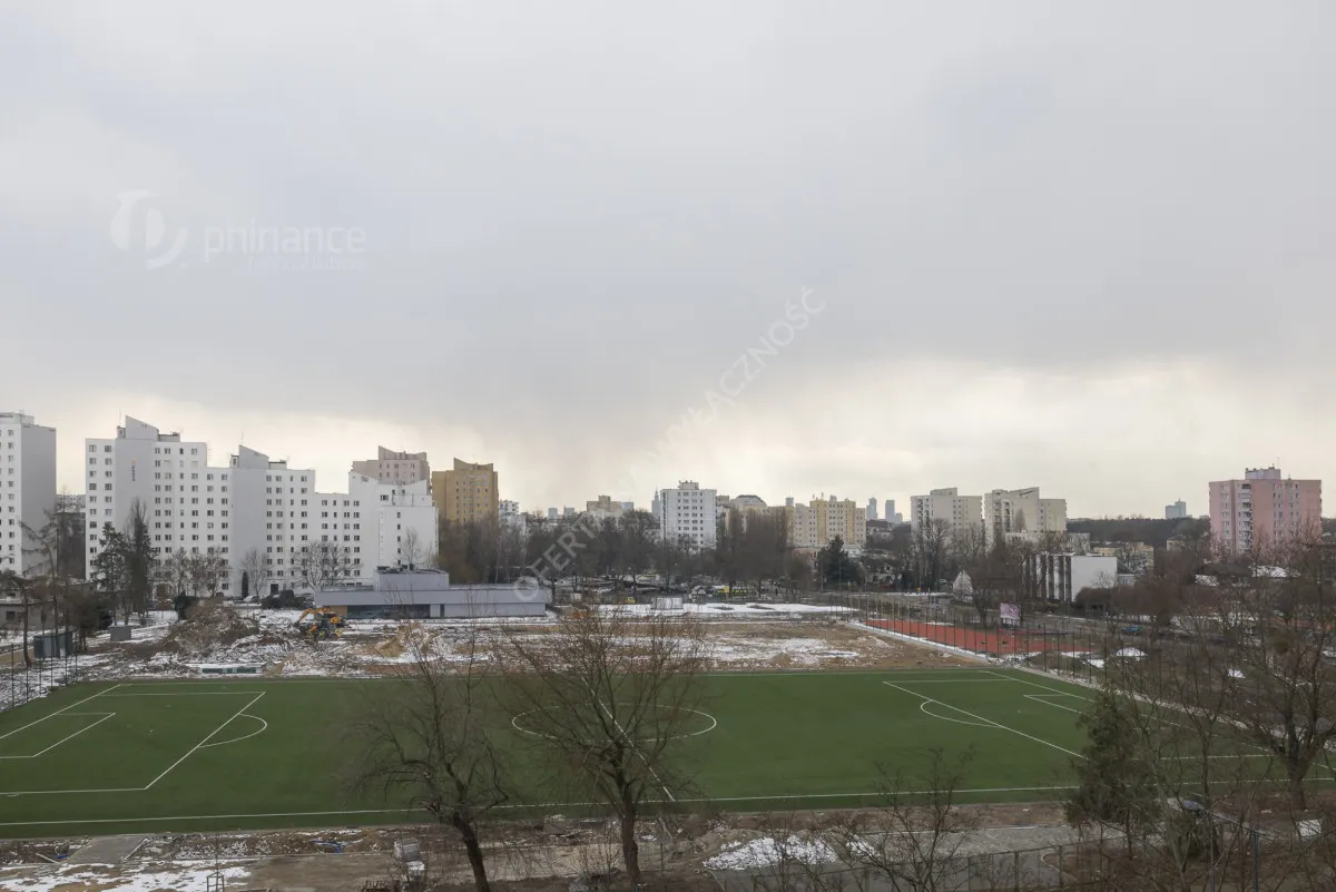 3 pokoje+balkon, oddzielna kuchnia. 450m do metra 