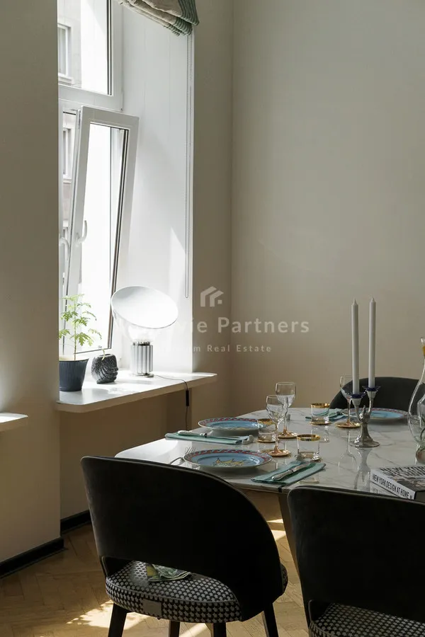 Duży elegancki apartament w odnowionej kamienicy 