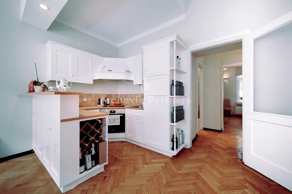 Duży elegancki apartament w odnowionej kamienicy 