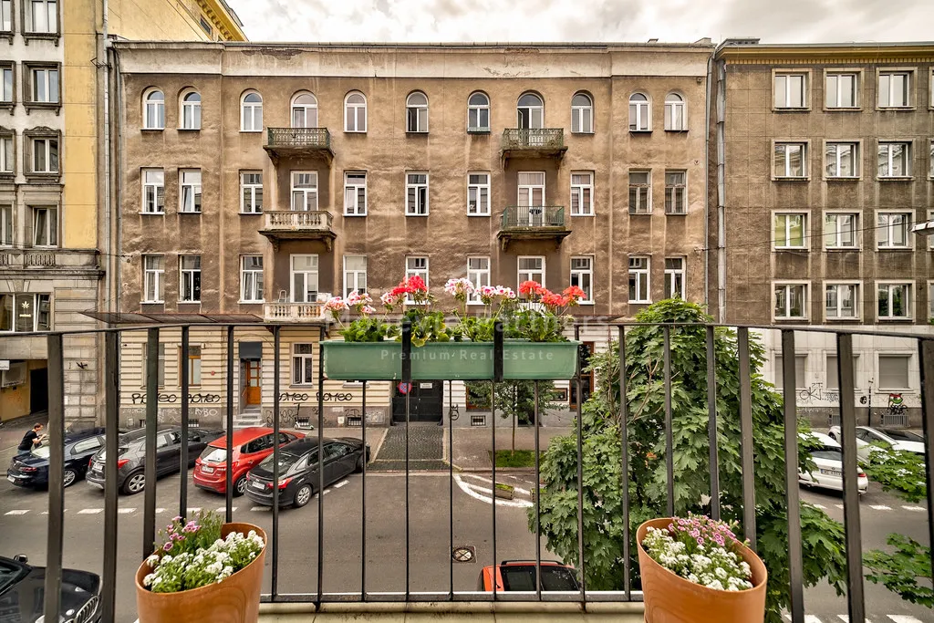 Duży elegancki apartament w odnowionej kamienicy 