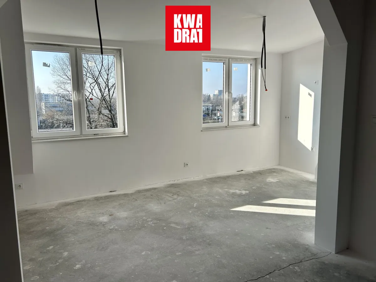 Przestronna kawalerka z widokiem na Warszawę 