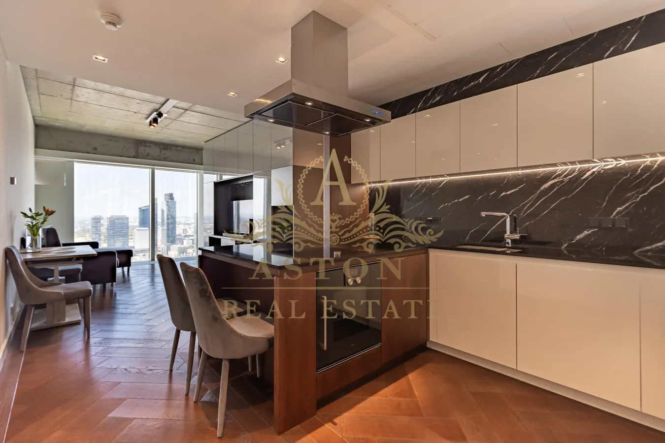 Unique apartment on 39th floor on Złota 44 
