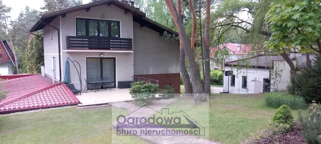 Dom wolnostojący na dużej działce.