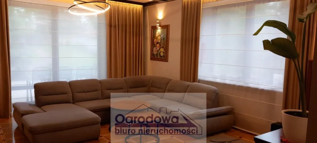 Dom wolnostojący na dużej działce.
