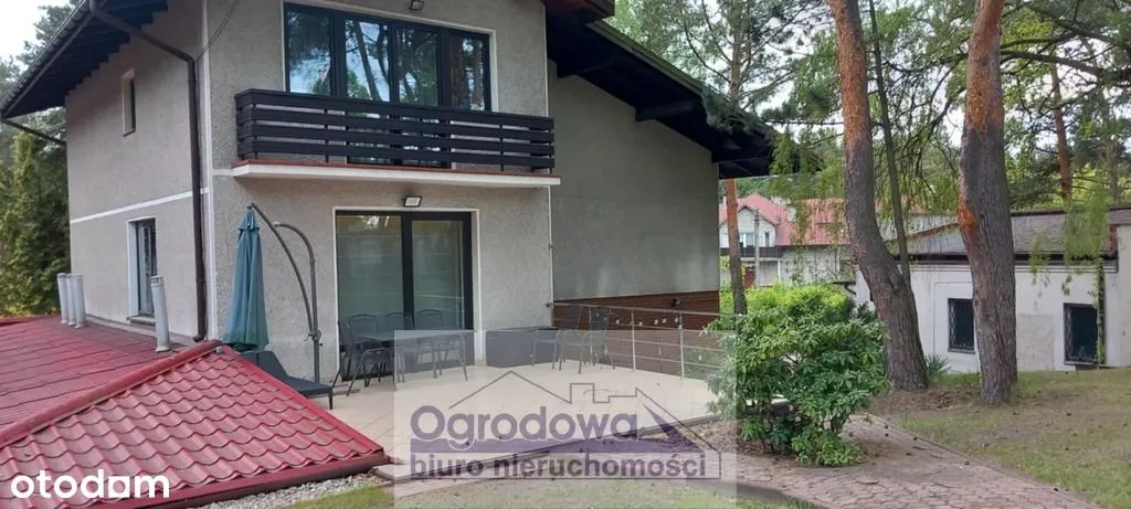 Dom wolnostojący na dużej działce.