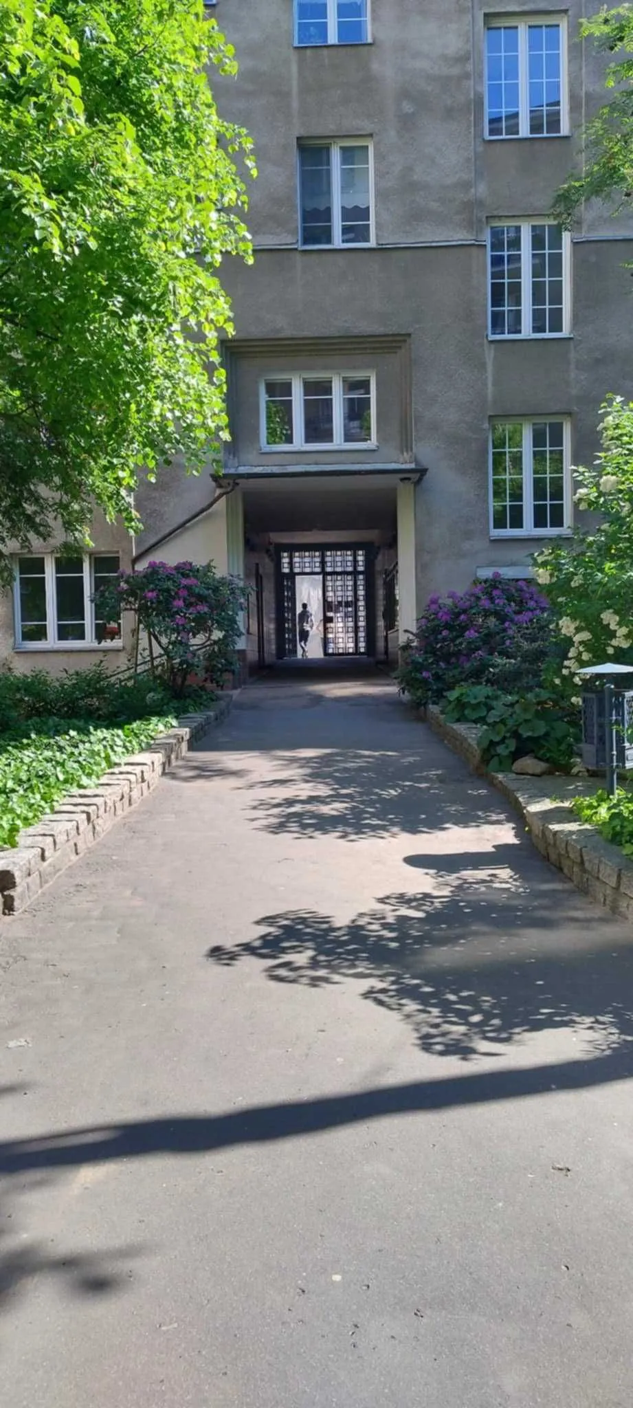 40 m² kawalerka w przedwojennej kamienicy – Al. 3 Maja 2