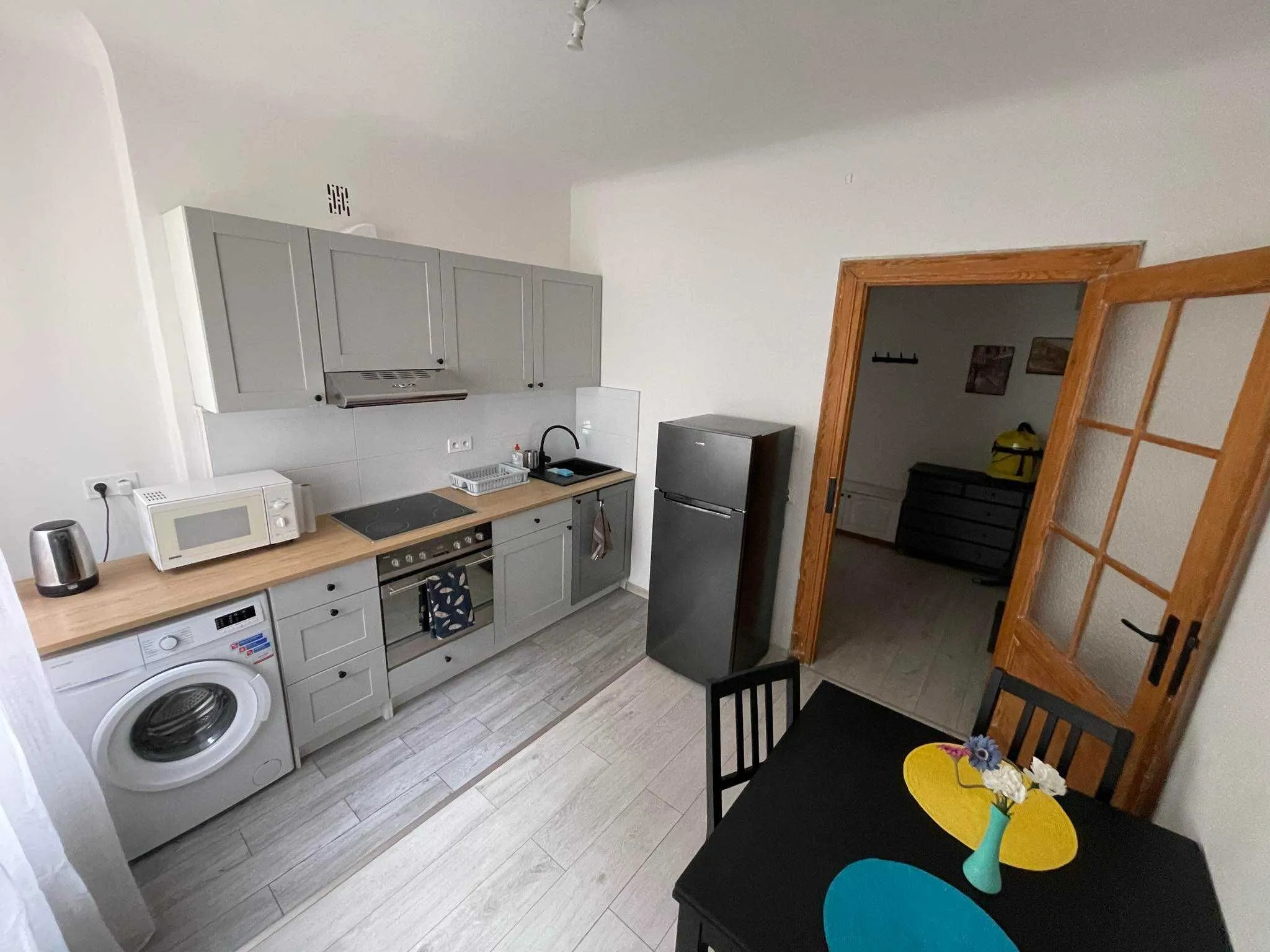 40 m² kawalerka w przedwojennej kamienicy – Al. 3 Maja 2