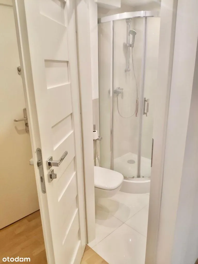 Piękna kawalerka z oddzielną kuchnią i balkonem