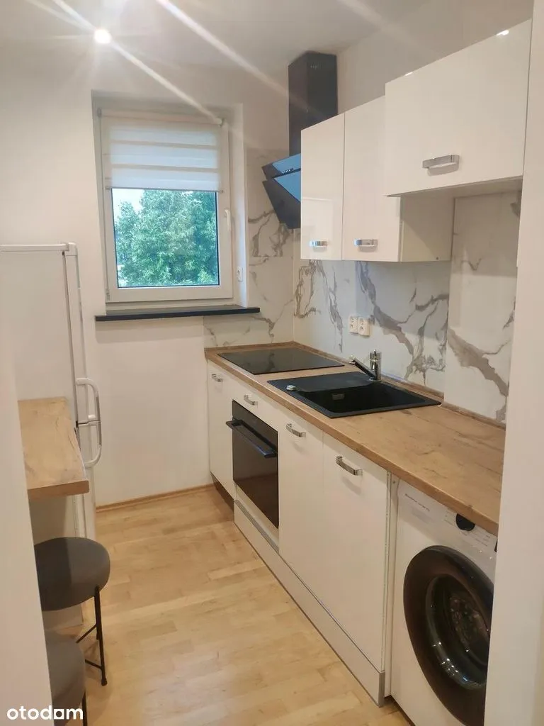 Piękna kawalerka z oddzielną kuchnią i balkonem