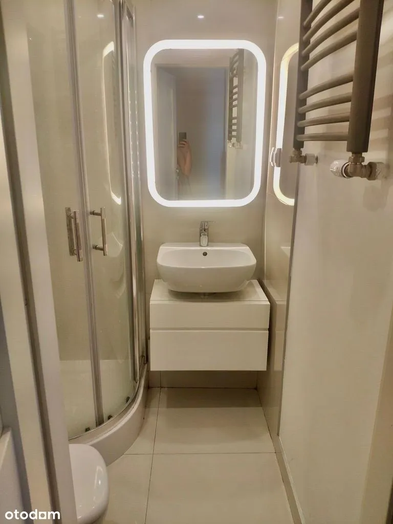 Piękna kawalerka z oddzielną kuchnią i balkonem