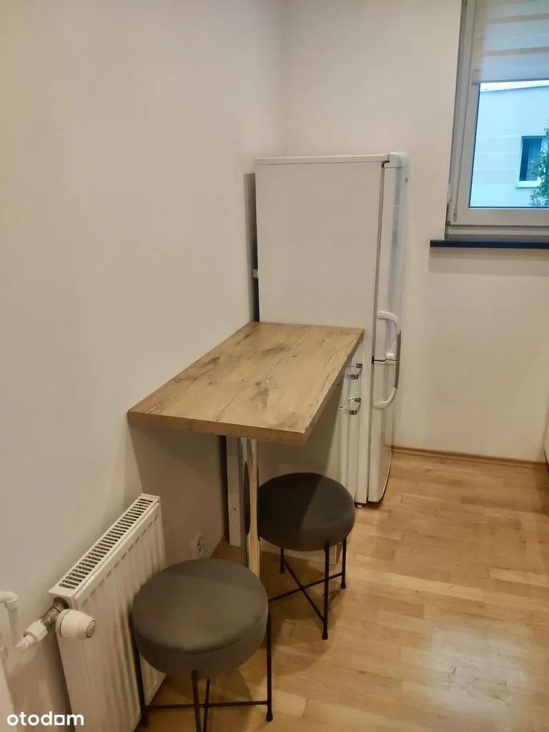 Piękna kawalerka z oddzielną kuchnią i balkonem