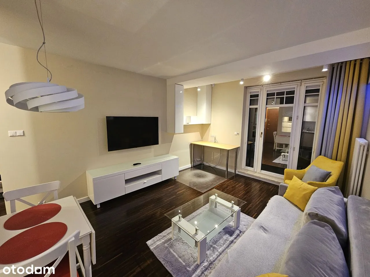 Wyjątkowy Apartament z Balkonem i Garażem w Sercu Warszawy