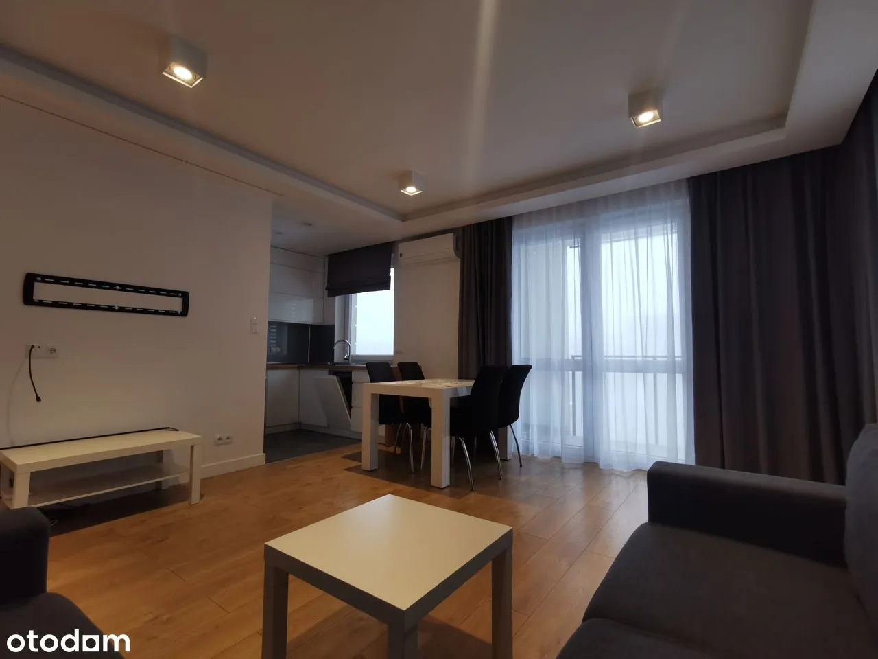 Bezpośrednio, 2 pokoje + duży balkon, Metro Chrzanów, klimatyzacja.