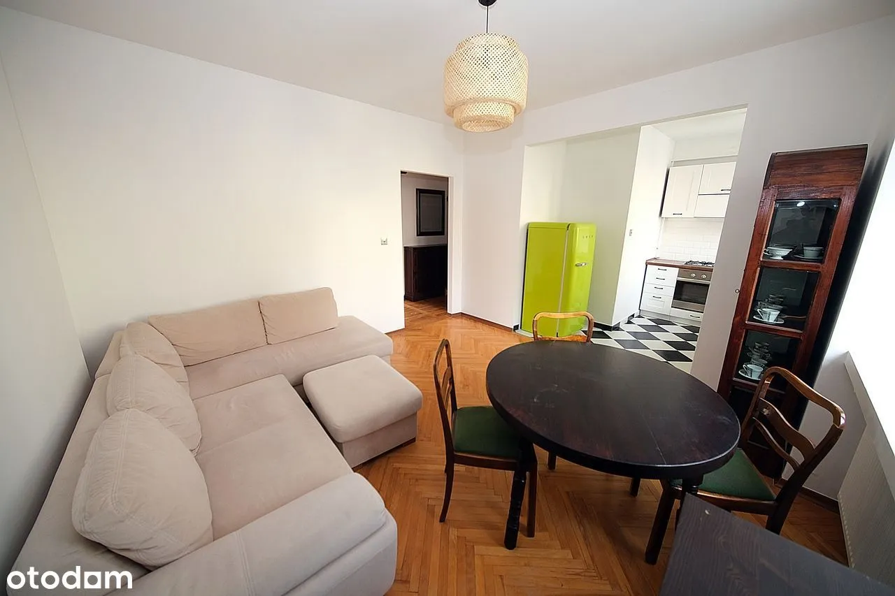 Apartament z wyposażeniem w kamienicy przy METRO