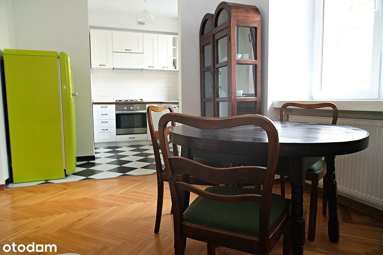 Apartament z wyposażeniem w kamienicy przy METRO