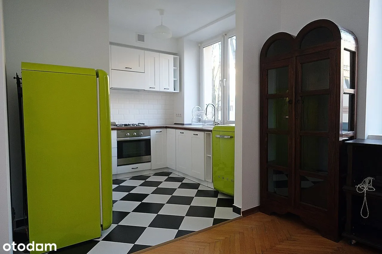 Apartament z wyposażeniem w kamienicy przy METRO