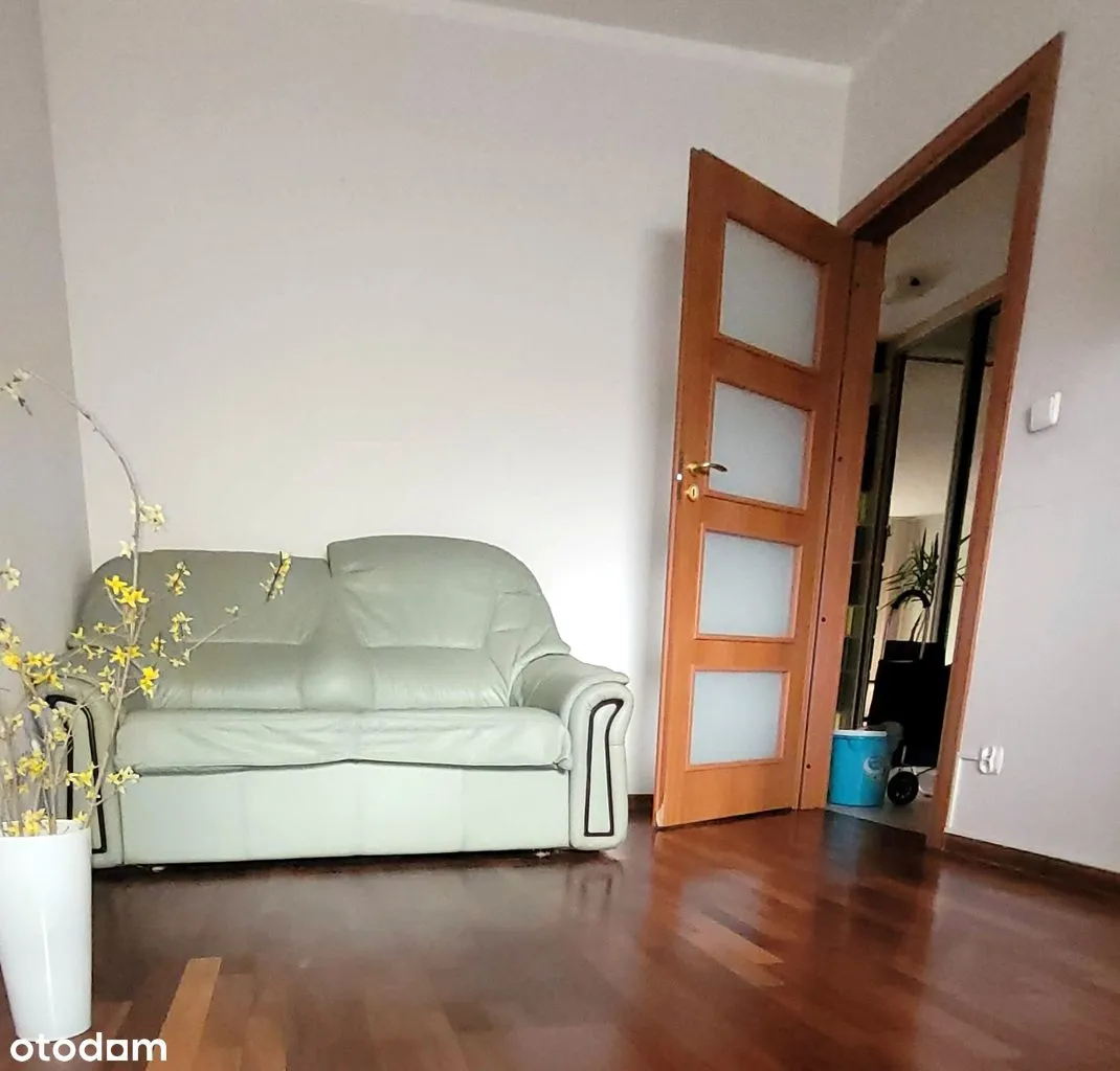 Parter duży balkon z miejscem garażowym