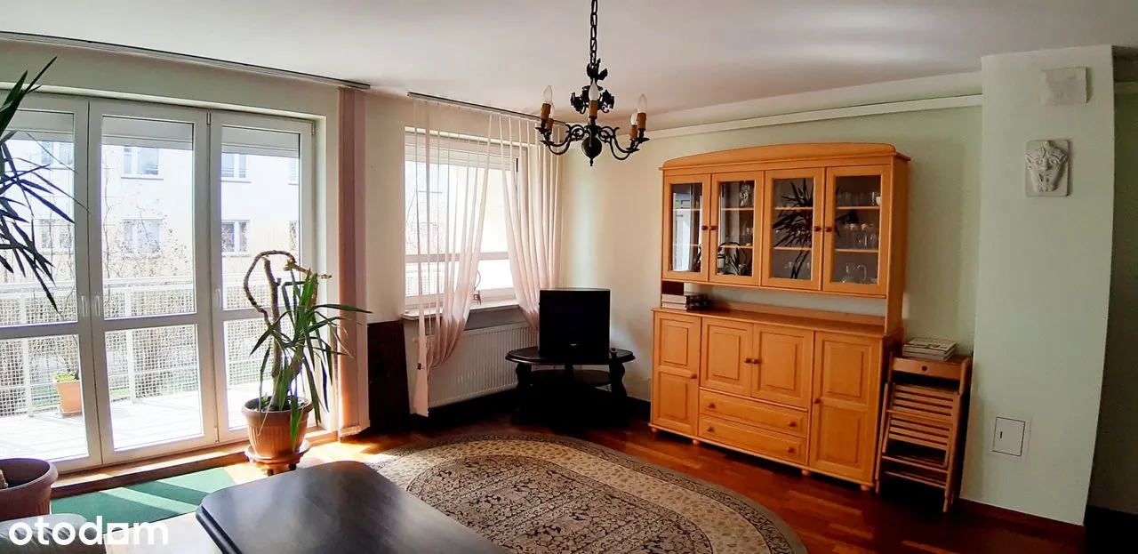 Parter duży balkon z miejscem garażowym