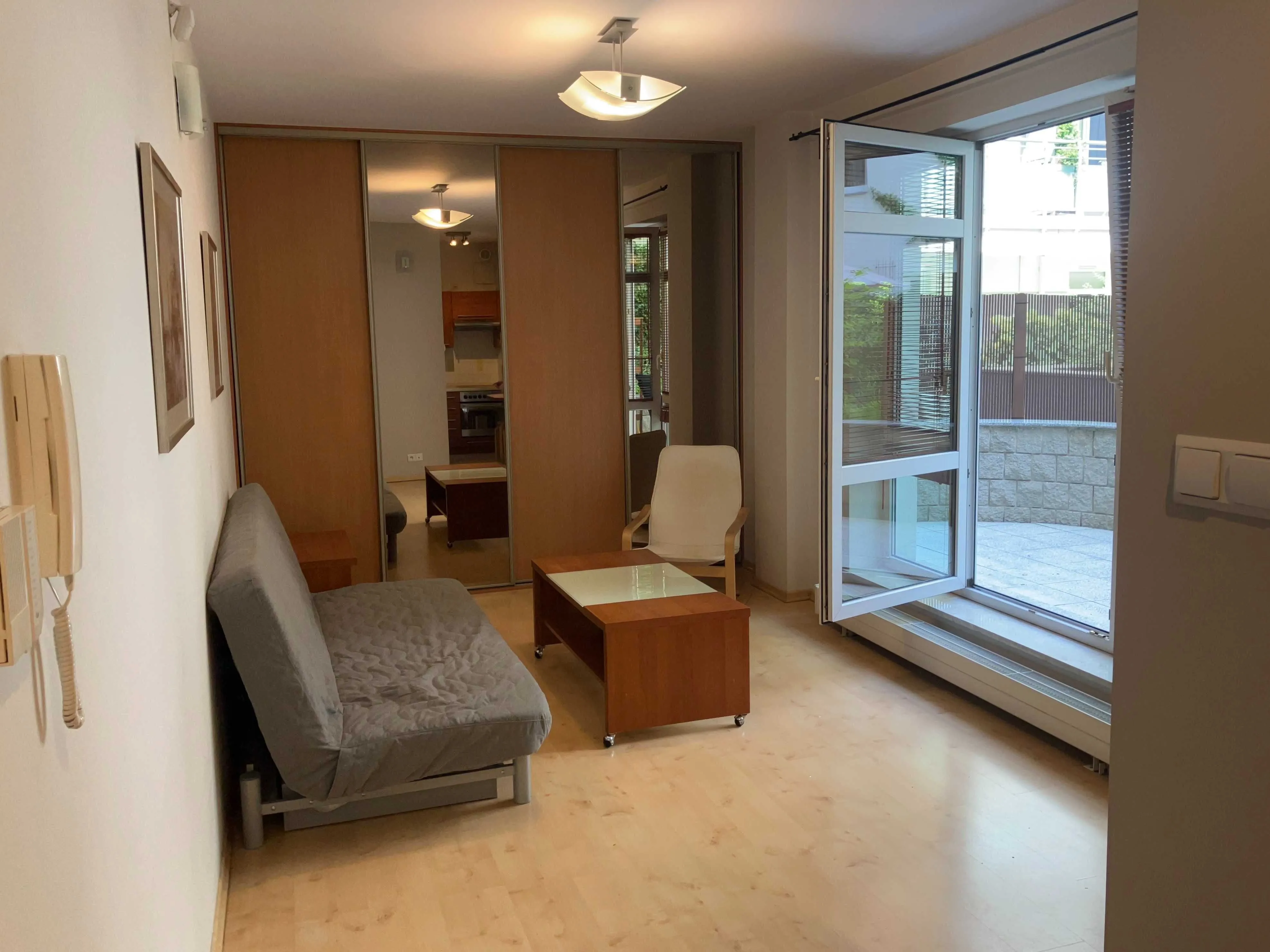 Kawalerkę z tarasem w apartamentowcu, centrum Saskiej Kępy